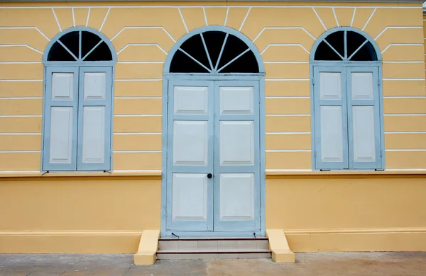 The old door at Bang Pa-In Palace in Thailand. — Stock Photo, Image