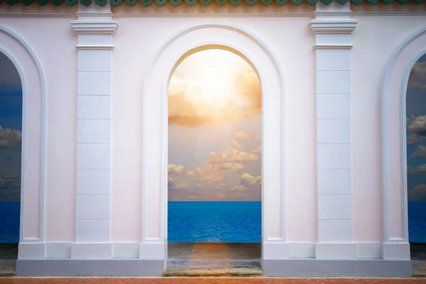 The Pink Door In front of the beach, Thailand. — Stock Photo, Image