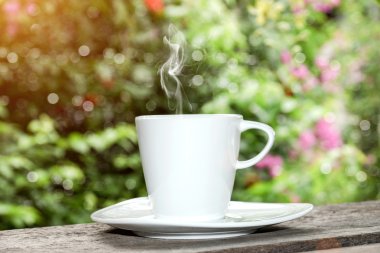 sabah kahve ile beyaz cam.