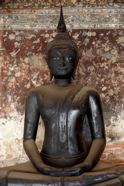 Černá starověké buddha v chrámu, Thajsko. — Stock fotografie