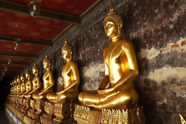 Gyllene buddha i templet — Stockfoto