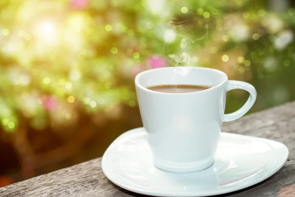 's ochtends koffie met witglazen. — Stockfoto