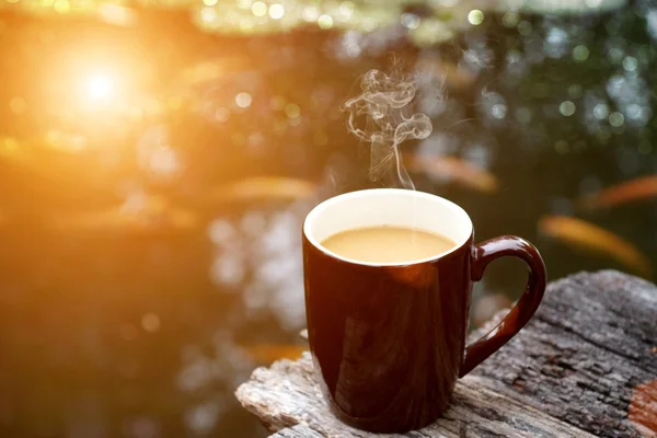 Morgonkaffe med mörkt glas. — Stockfoto