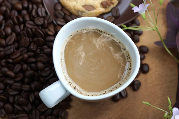 Café et haricots sur fond de bois . — Photo