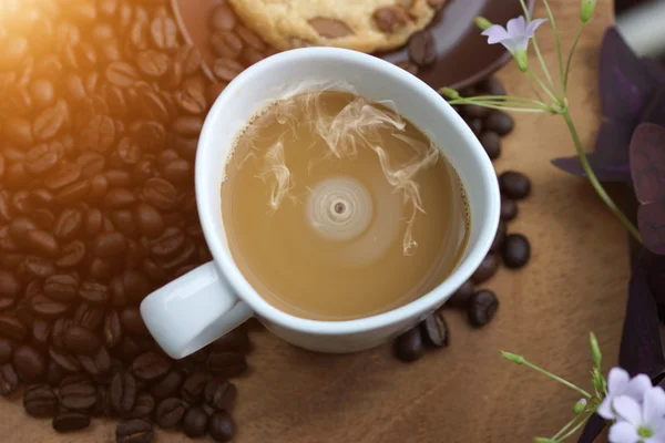 Coffee and beans on a wood background. — Stock Photo, Image