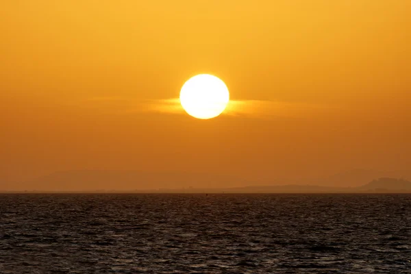 夕焼け空と大きな太陽、タイ. — ストック写真
