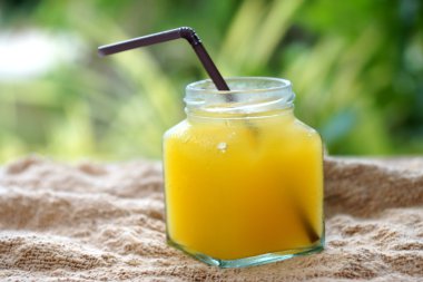 cam meydanlarda sabah portakal suyu.