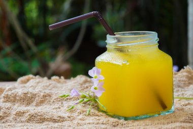 cam meydanlarda sabah portakal suyu.