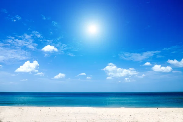 Mooie hemel en zee met witte wolken. — Stockfoto