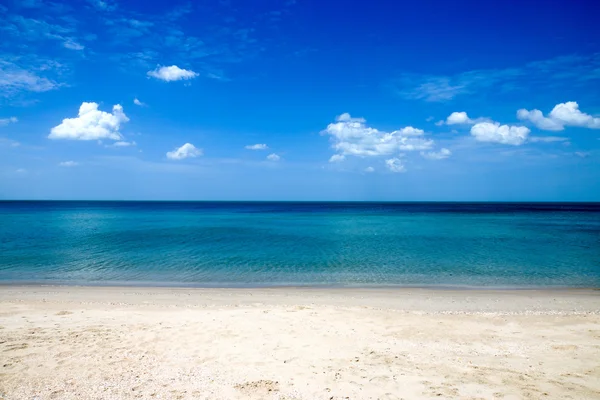 Schöner Himmel und Meer mit weißen Wolken. — Stockfoto