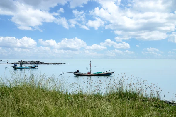 Pequeños barcos de pesca de calamar esperando al mar . — Foto de Stock