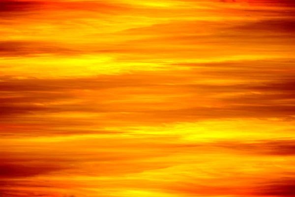 Orange Wolke am Himmel bei Sonnenuntergang. — Stockfoto
