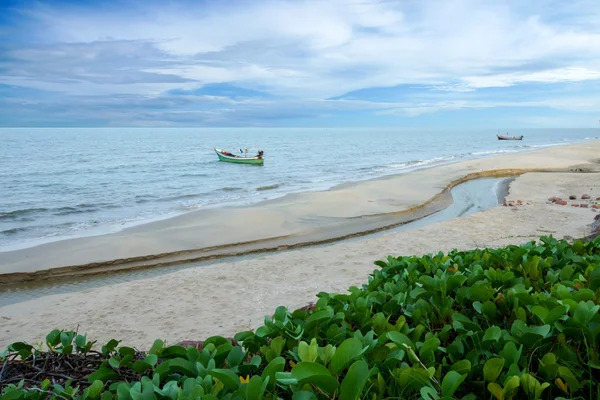 Himmel und Meer mit weißen Wolken. — Stockfoto