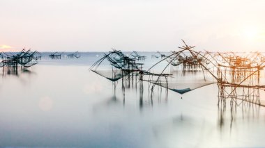 geleneksel balıkçılık yöntemini kullanarak bir bambu kare d silueti