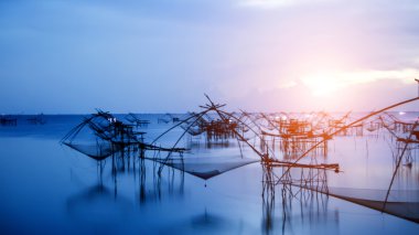 geleneksel balıkçılık yöntemini kullanarak bir bambu kare d silueti