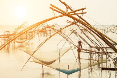 geleneksel balıkçılık yöntemini kullanarak bir bambu kare d silueti