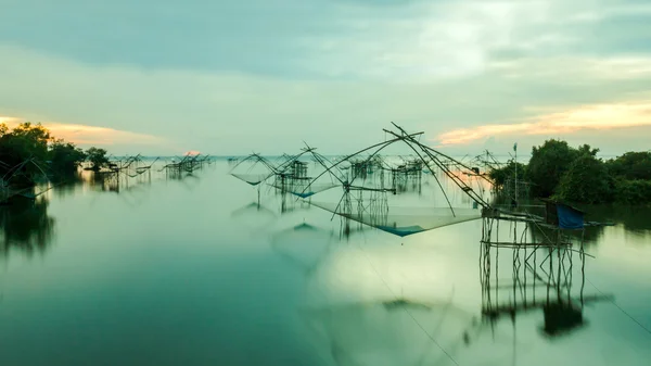 Silhouette de la méthode de pêche traditionnelle en utilisant un carré de bambou d — Photo