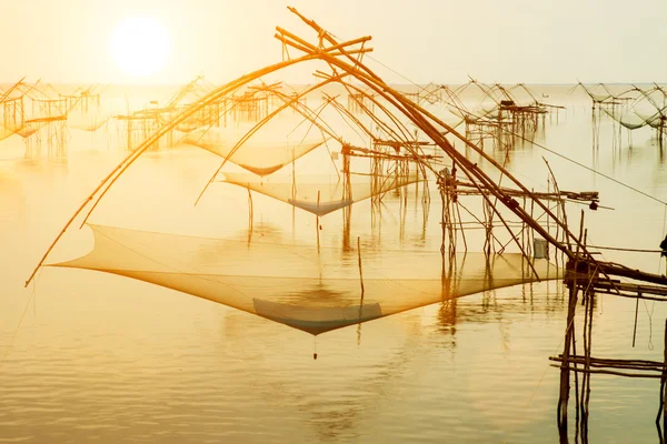 Silhueta do método de pesca tradicional usando um quadrado de bambu d — Fotografia de Stock