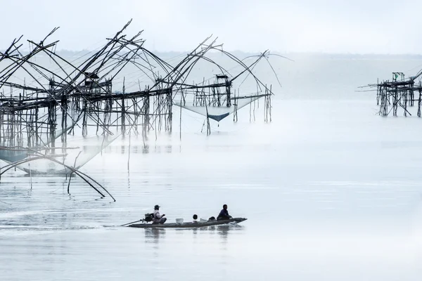 Silhouette of traditional fishing method using a bamboo square d — Stock Photo, Image
