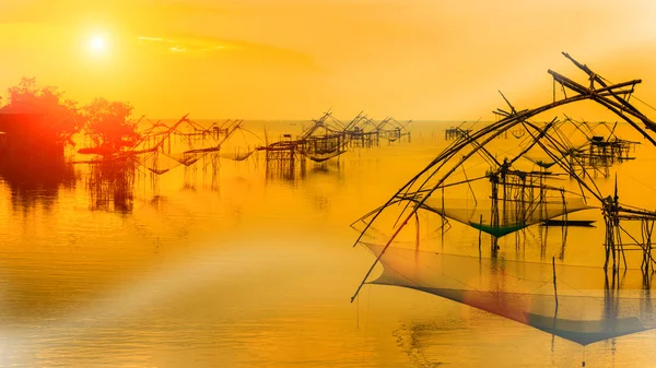 Silueta metodei tradiționale de pescuit folosind un pătrat de bambus d — Fotografie, imagine de stoc