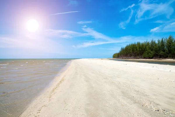 Blauwe hemel en zand op het strand. — Stockfoto