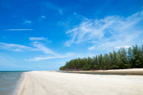Blauwe hemel en zand op het strand. — Stockfoto