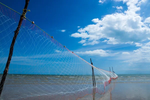 Рыболовные сети на пляжах на мысе на юге Таиланда . — стоковое фото