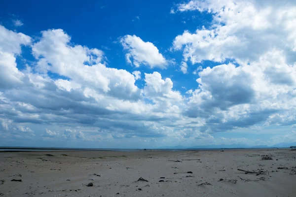 Schöner Himmel und Sand mit weißen Wolken. — Stockfoto