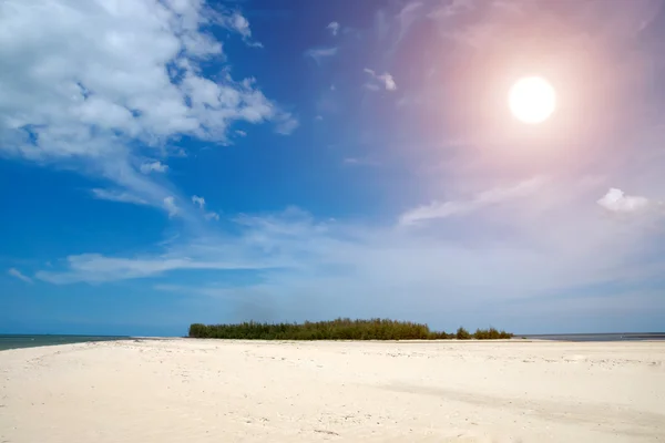 Beau ciel et sable avec des nuages blancs . — Photo