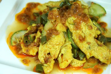 Fıstık soslu ızgara domuz köri tozu