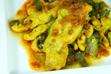 Fıstık soslu ızgara domuz köri tozu