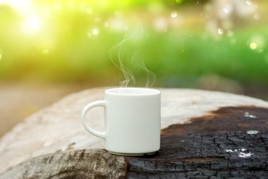 sabah kahve ile beyaz fincan odun kömür.