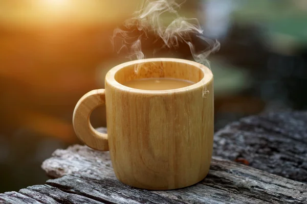 Café da manhã com xícara de madeira . — Fotografia de Stock