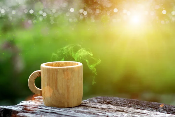 Утренний кофе с деревянной чашкой . — стоковое фото