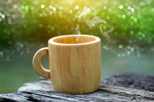 Caffè mattutino con tazza di legno . — Foto Stock