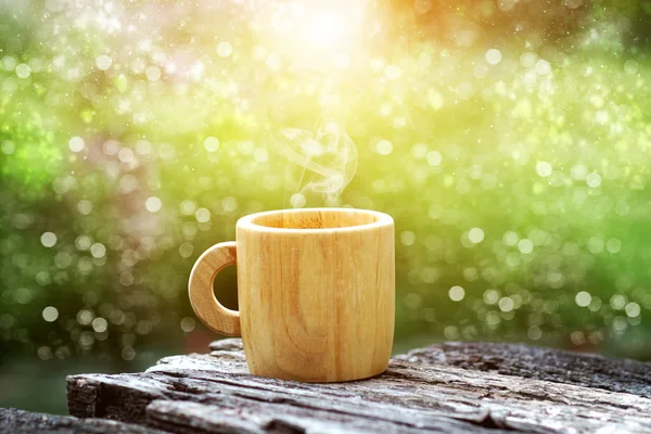 每天早上喝咖啡与木杯. — 图库照片