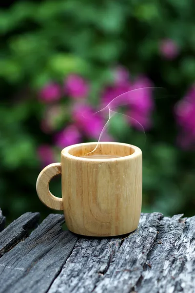 's ochtends koffie met houten kop. — Stockfoto