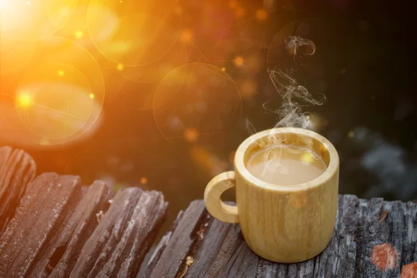 Caffè mattutino con tazza di legno . — Foto Stock