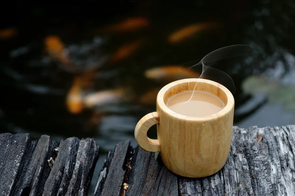 Morgenkaffee mit Holztasse. — Stockfoto