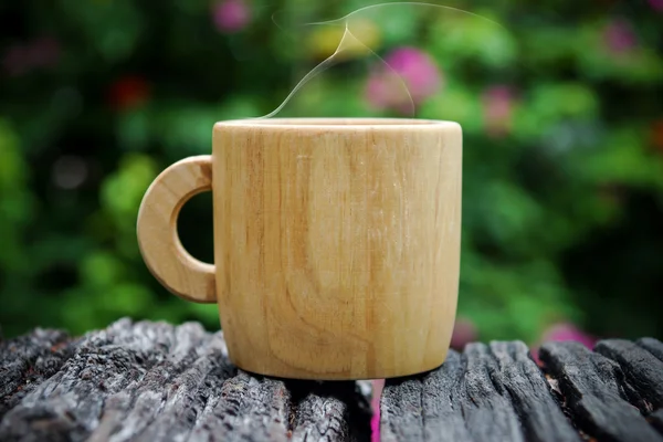 Morgenkaffee mit Holztasse. — Stockfoto