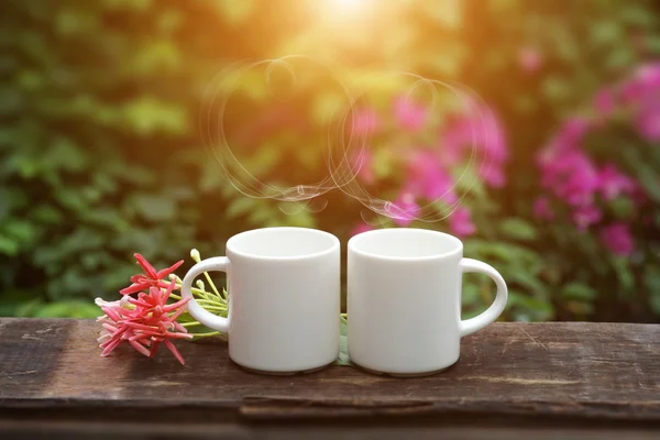 Café du matin avec tasse blanche sur le bois . — Photo