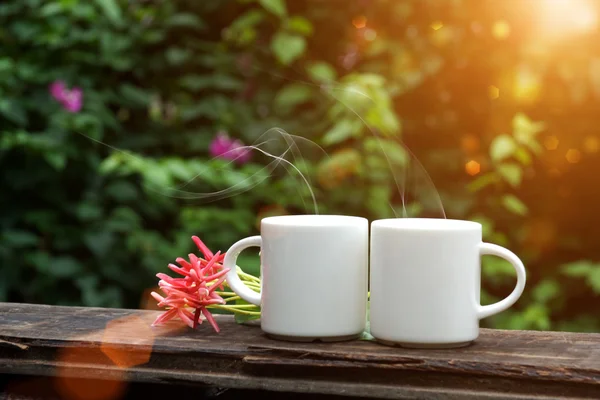 Caffè mattutino con tazza bianca sul legno . — Foto Stock