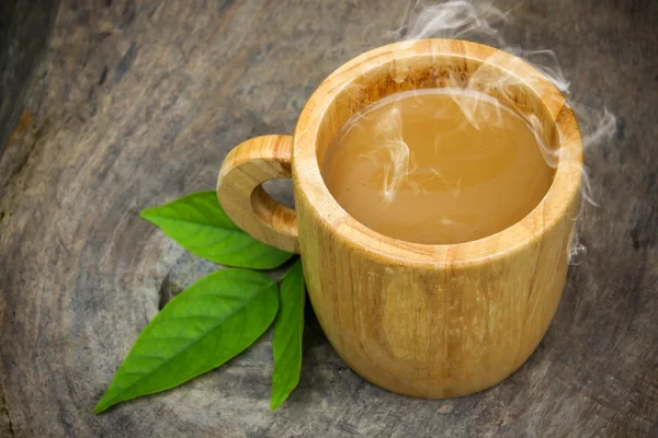 Утренний кофе с деревянной чашкой . — стоковое фото