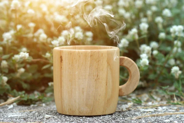 Caffè mattutino con tazza di legno . — Foto Stock