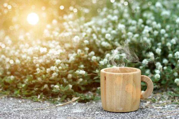 Morgonkaffe med trä cup. — Stockfoto