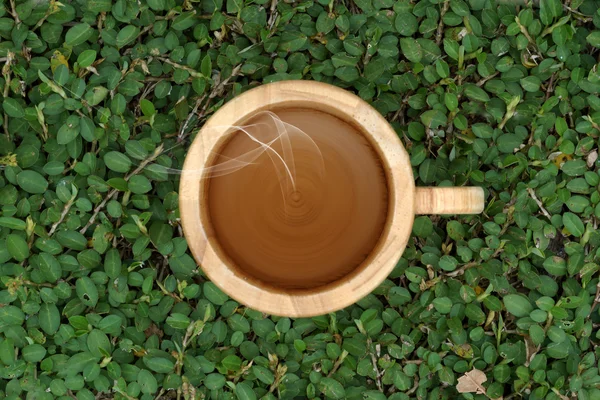 Sabah ile ahşap fincan kahve. — Stok fotoğraf