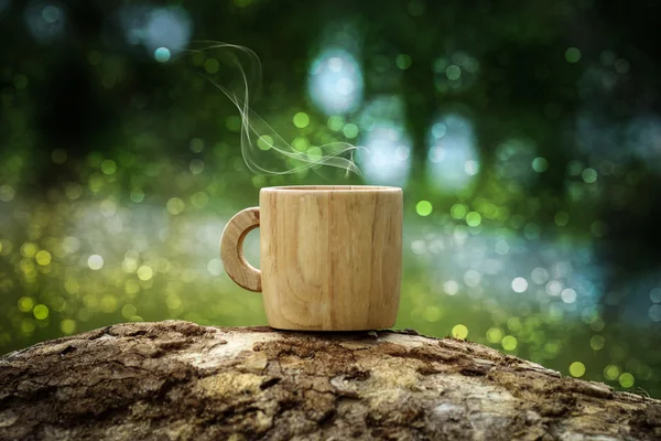 Café du matin avec tasse en bois . — Photo