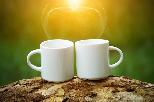 Café du matin avec tasse blanche sur le bois . — Photo