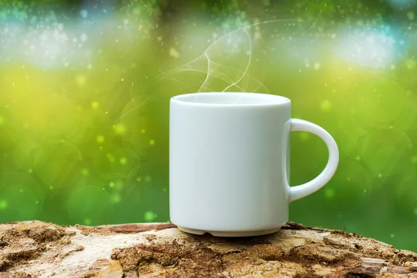 Πρωινός καφές με λευκό Κύπελλο στο ξύλο. — Φωτογραφία Αρχείου