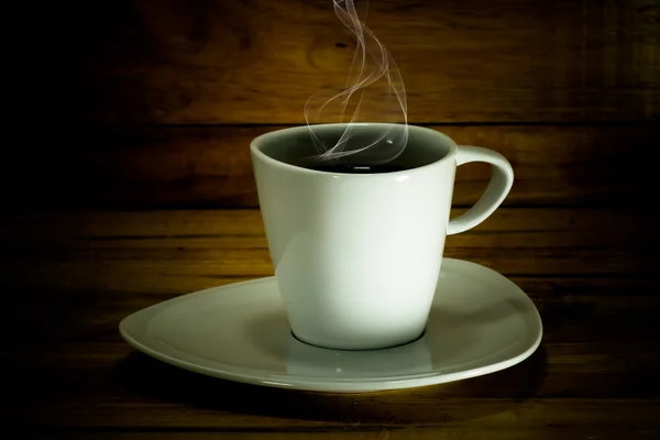 Koffie kop en schotel op een hout. — Stockfoto